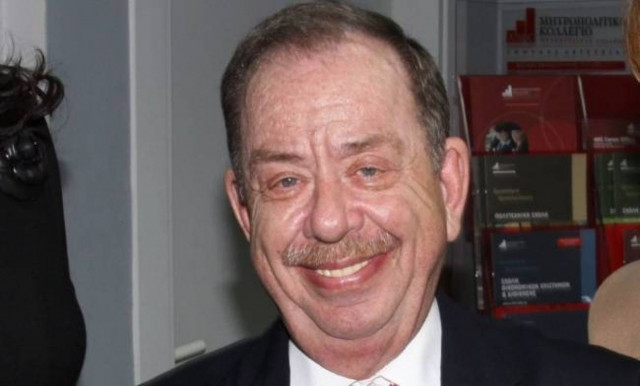 Ο Μαμαλάκης κάνει delivery με γουρούνες και ποδήλατα!