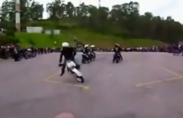 Αποτυχημένη επίδειξη αστυνομικού με μοτοσυκλέτα (βίντεο)