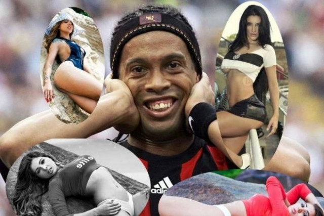 Ο Ροναλντίνιο και τα πέντε μοντέλα με στρινγκάκια στα πόδια του (photo