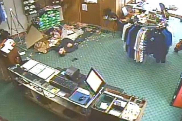 Βίντεο: Άνοιξε τρύπα στο ταβάνι και έπεσε κάτω... Δείτε τι ακολούθησε!