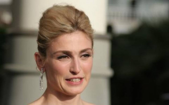 Στην αντεπίθεση η «ερωμένη» του Ολάντ: Σχεδιάζει αγωγή κατά του Closer