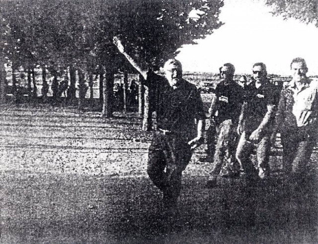 Ντοκουμέντα: Χρυσαυγίτες με όπλα-Βάζουν παιδιά να χαιρετούν ναζιστικά