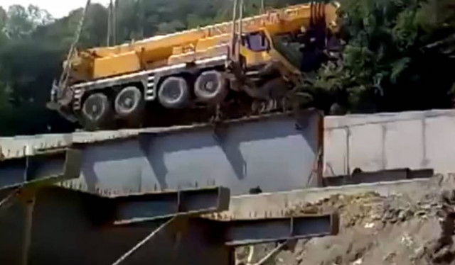 Μεταφορά του γερανού καταλήγει σε καταστροφή (βίντεο)