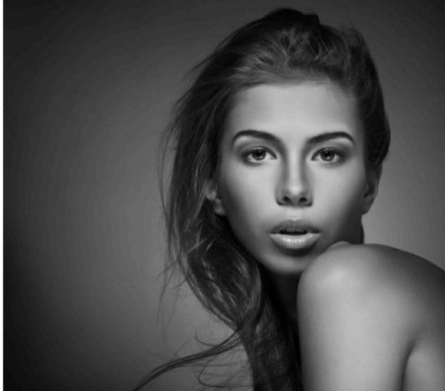 Πώς να κάνετε τα λαδωμένα σας μαλλιά να φαίνονται φρέσκα