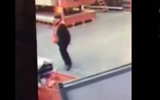 Εργαζόμενος - ήρωας σώζει μωρό την τελευταία στιγμή