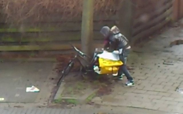 Το παιδί που μοιράζει τις εφημερίδες είχε μια άσχημη μέρα... (βίντεο)