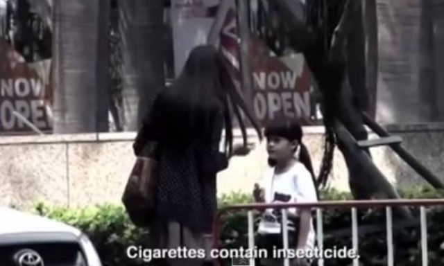 «Μπορείς να μου δώσεις αναπτήρα;» Παιδιά ζητάνε να ανάψουν τσιγάρο