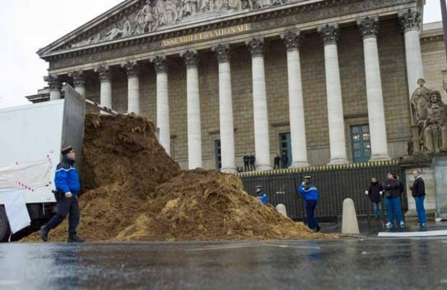 Απίστευτο: Πολίτης άδειασε φορτηγό με κοπριά στη Γαλλική Βουλή (pics)
