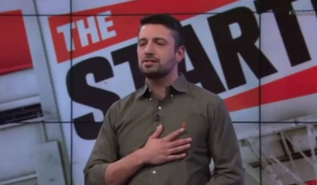 ΗΠΑ: Έψαλε τον εθνικό μας ύμνο ζωντανά σε εκπομπή για το NBA (vid)