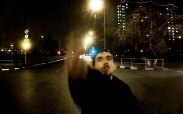 Ο μεθυσμένος "άρχοντας" της διασταύρωσης (βίντεο)