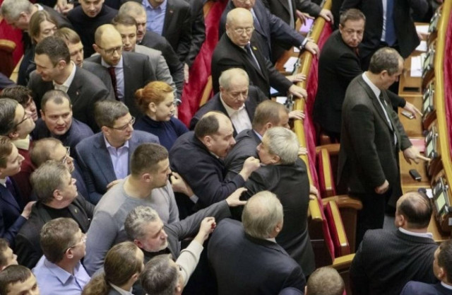 Άγριο ξύλο στη Βουλή της Ουκρανίας! (video)