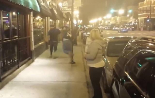 Ο τελευταίος που θα πάει στο μπαράκι κερνάει... (βίντεο)