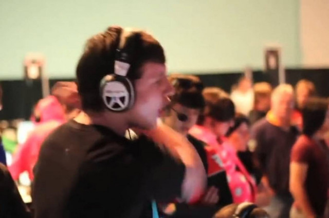 Ποτέ μην τα βάζεις με κάποιον που παίζει βιντεοπαιχνίδια! (βίντεο)