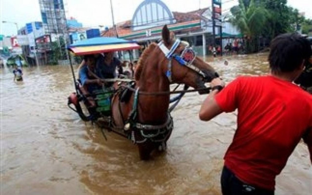 Πλημμύρες με 13 νεκρούς στην Ινδονησία