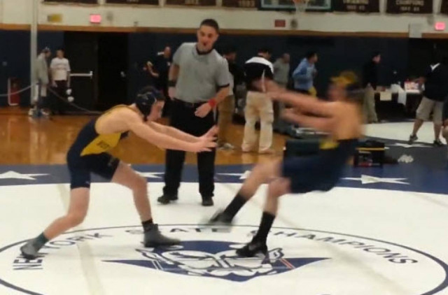 Αθλητές της πάλης κάνουν πλακά και τρελαίνουν τον διαιτητή (βίντεο)