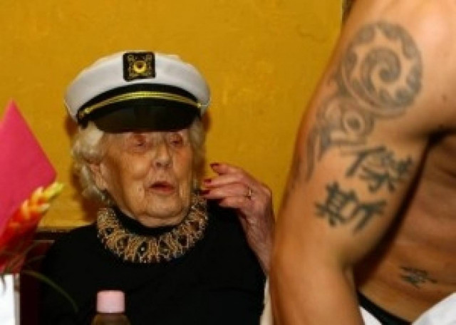 Απίστευτο: Γιόρτασε τα 100 της χρόνια με έναν... στρίπερ! (pics)