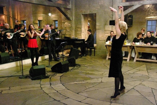 PHOTOS: Η Παπουτσάκη τραγουδά και η Ρώπα «τα σπάει»!