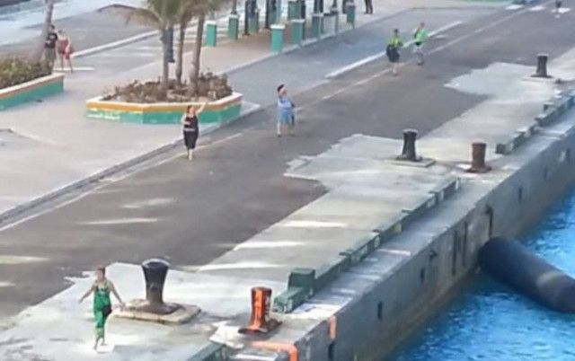 Οι επιβάτες άργησαν μία ώρα... (βίντεο)