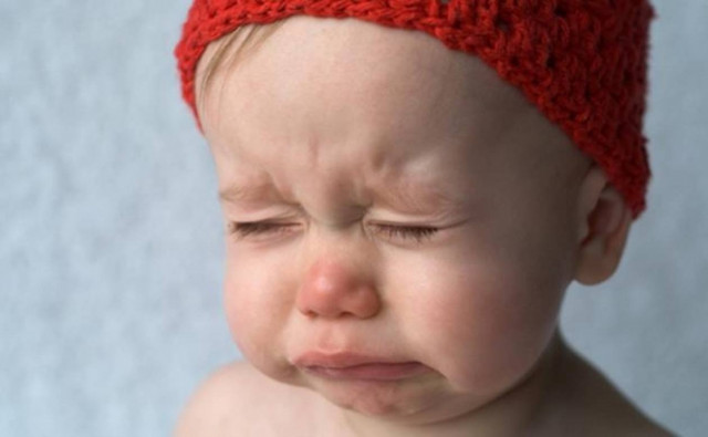 Τα μωρά κλαίνε στα ψέματα για να τραβήξουν την προσοχή