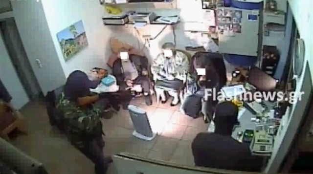 Κρήτη: Μπούκαραν με καλάσνικοφ και σκόρπισαν τον τρόμο! (Βίντεο)