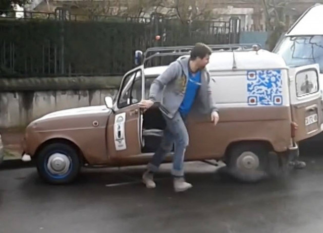 Ο καλύτερος τρόπος για να παρκάρεις! (βίντεο)