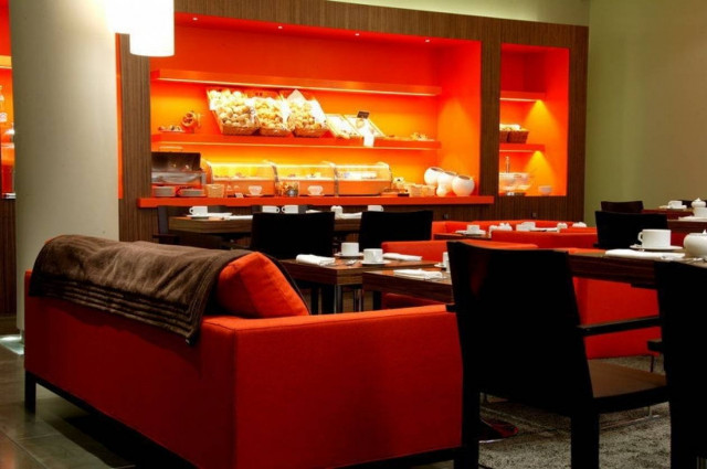 Πρωθυπουργικό τραπέζι με σνίτσελ και πατάτες