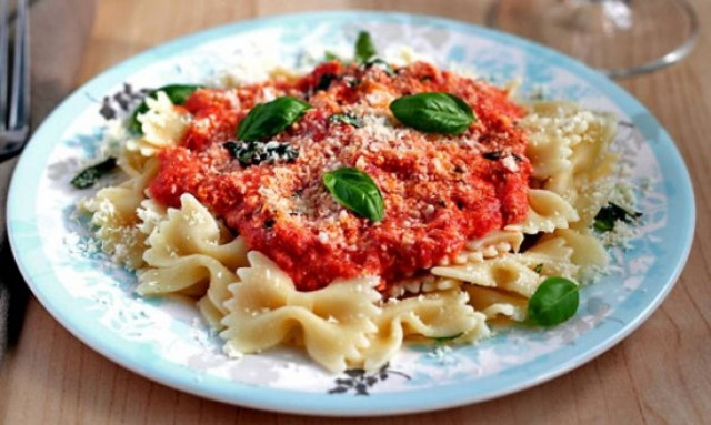 Συνταγή για νόστιμες φαρφάλες με ντομάτα, λεμόνι και αρωματικά