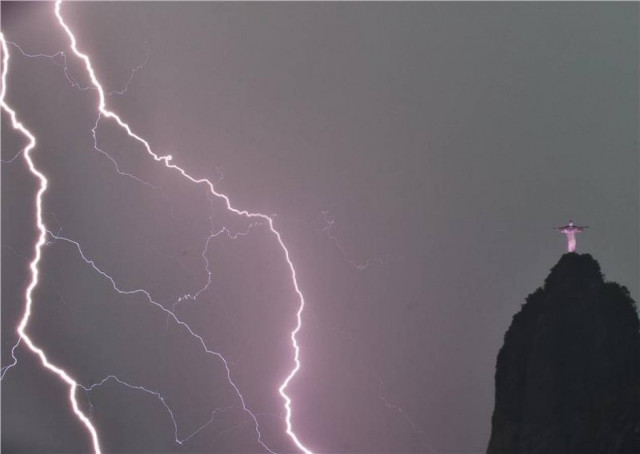 Ρίο: Το άγαλμα του Χριστού υπέστη ζημιά από τους κεραυνούς!