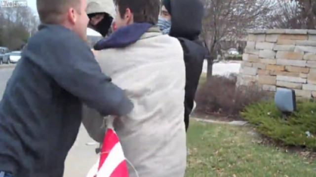 Έπεσε ξύλο για την αμερικάνικη σημαία (vid)