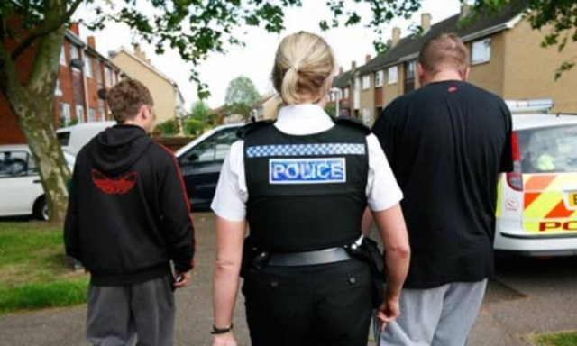 Τηλεφώνησε στην αστυνομία για να του βρει... γυναίκα! (vid)