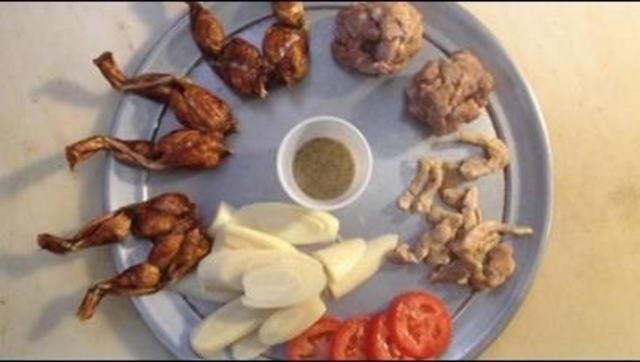 Πίτσες με κρέας... φιδιού! (vid)