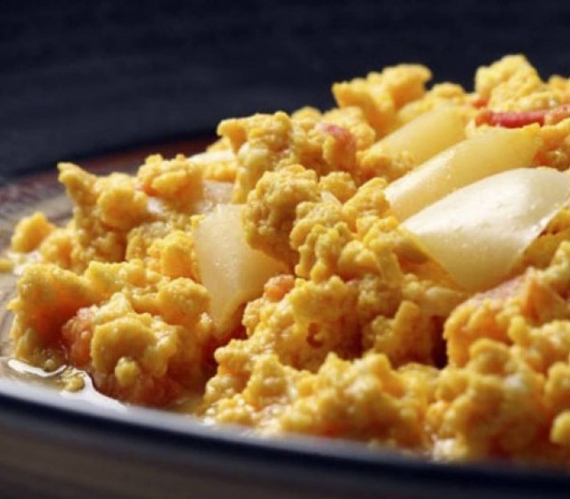 Κυριακάτικος καγιανάς με αυγά, ντομάτα και φέτα