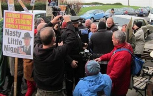 Διαδηλωτές χτύπησαν με πλακάτ στο κεφάλι τον Φάρατζ (vid)