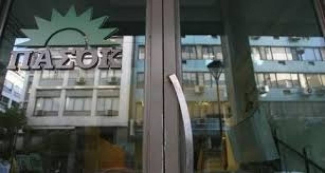 Πέταξαν μολότοφ έξω από τα γραφεία του ΠΑΣΟΚ