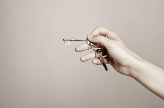 ΣΟΚ: Για να νοικιάσει στην 24χρονη το σπίτι της ζήτησε να...