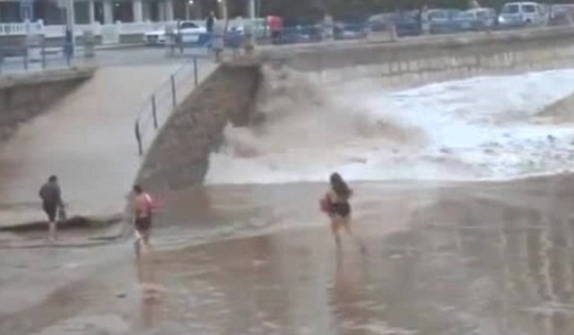 Απίστευτο βίντεο: Χόρευε στην παραλία και την... κατάπιε το κύμα