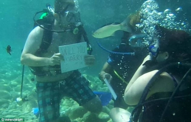 Απίστευτο: Πρόταση γάμου παραλίγο να καταλήξει σε τραγωδία (vid)