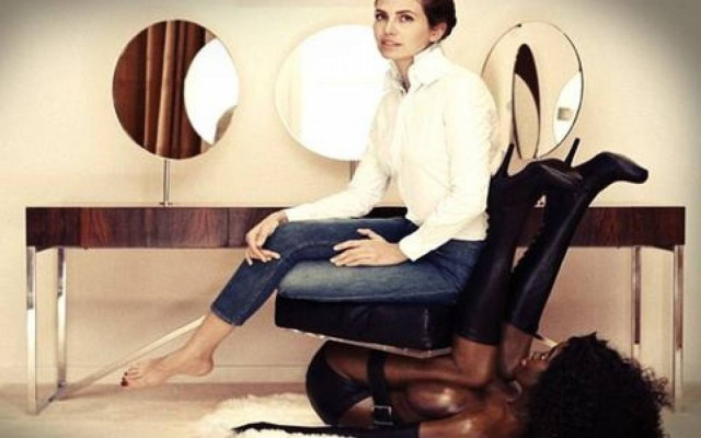 Σάλος: Η σύντροφος του Αμπράμοβιτς πάνω σε ομοίωμα μαύρης γυναίκας