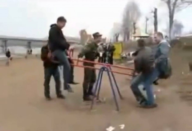 Η τραμπάλα δεν είναι παιχνίδι για μεγάλα παιδιά... (βίντεο)