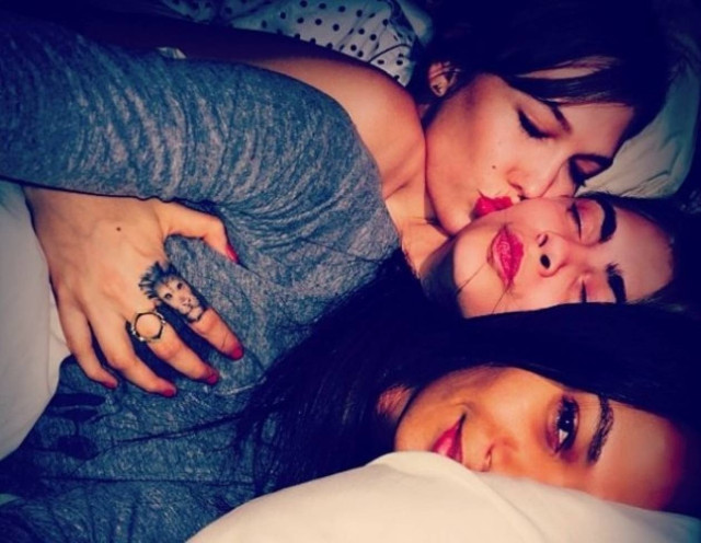 H Karlie, η Cara και η Joan στο κρεβάτι μαζί! Τι έκαναν;