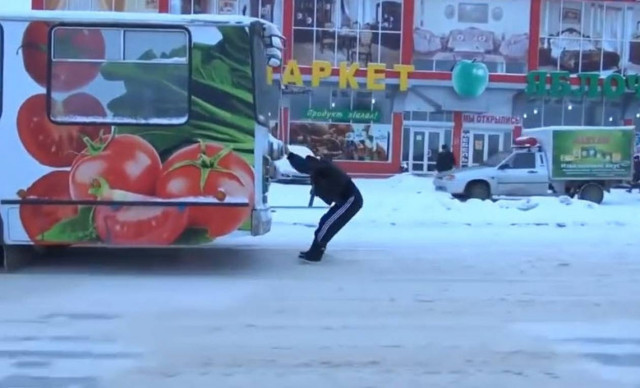 Αυτός είναι ένας νέος τρόπος για να κάνεις σκι! (βίντεο)