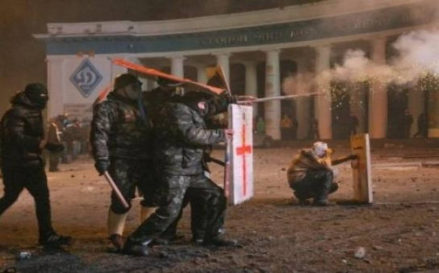 Στις φλόγες το γήπεδο της Ντιναμό (video)