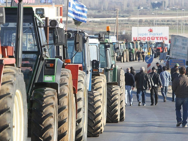 Βγάζουν τα τρακτέρ στις πλατείες οι αγρότες