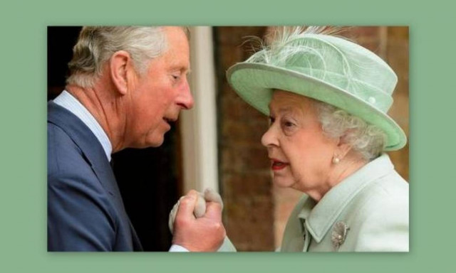 Η βασίλισσα Ελισάβετ παραδίδει τα σκήπτρα στον Κάρολο και τη Καμίλα