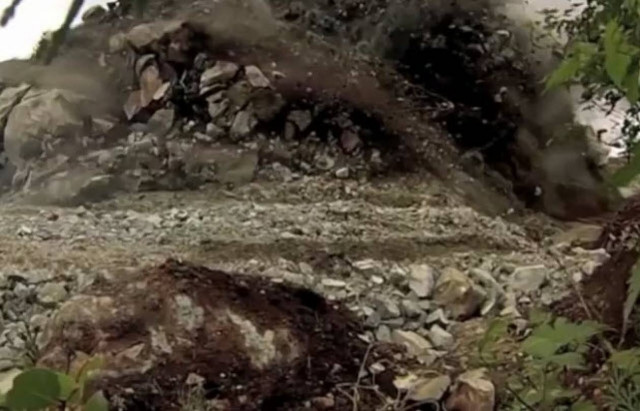 Ελεγχόμενη έκρηξη πλαγιάς σε αργή κίνηση (βίντεο)