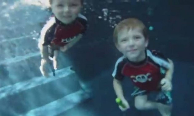 Γκριμάτσες κάτω από το νερό! Δείτε το αξιολάτρευτο βίντεο