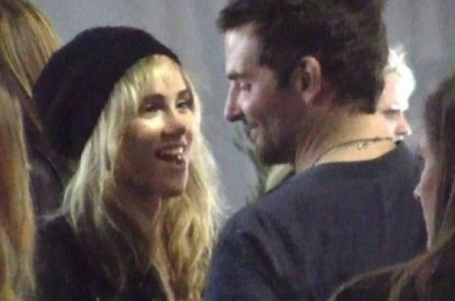 Δείτε το πρώτο φιλί του Bradley Cooper στην 16 χρόνια νεότερη σύντροφο