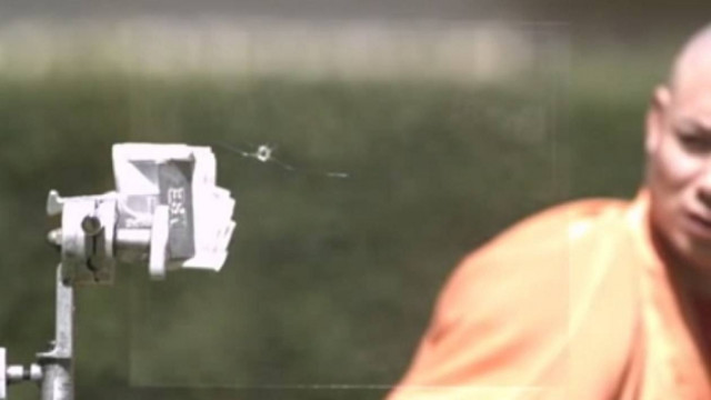 Video: Μοναχός Σαολίν τρυπά τζάμι με μια...βελόνα!