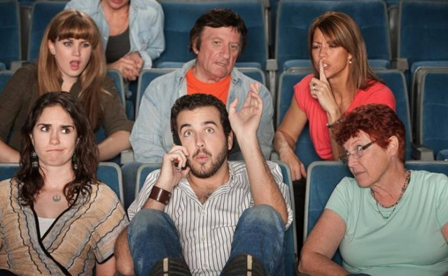 Γιατί μας ενοχλούν όσοι μιλούν στο κινητό δίπλα μας...