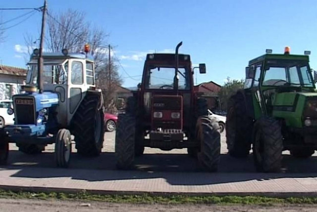Στις πλατείες των χωριών της Λάρισας τα τρακτέρ